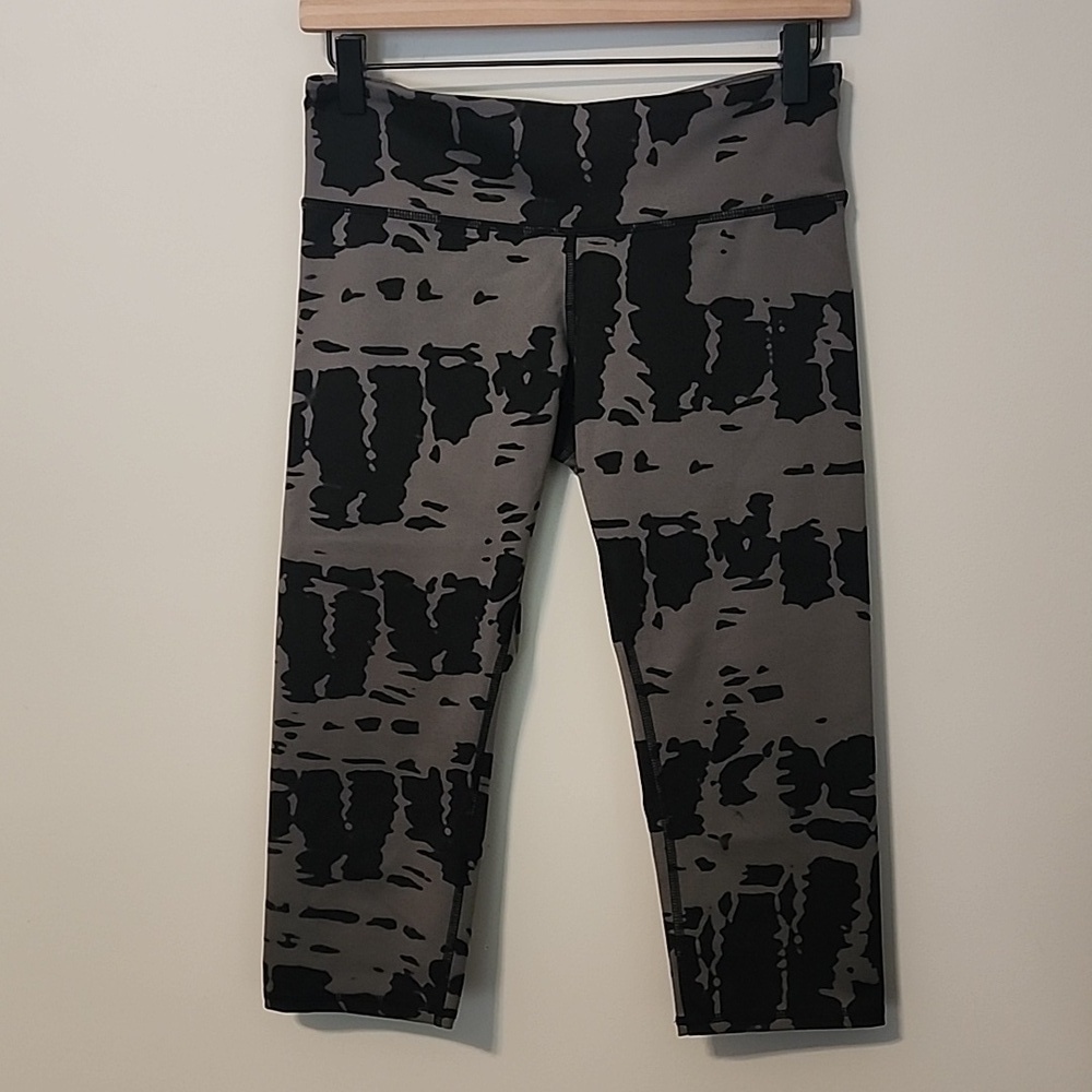 ALO Yoga sz S  black gray camouflage camo crop Capri leggings